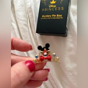 Disney pin trading Snow White crown pin